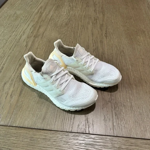 Adidas Women’s Ultraboost Size 7.5 - Picture 6 of 9